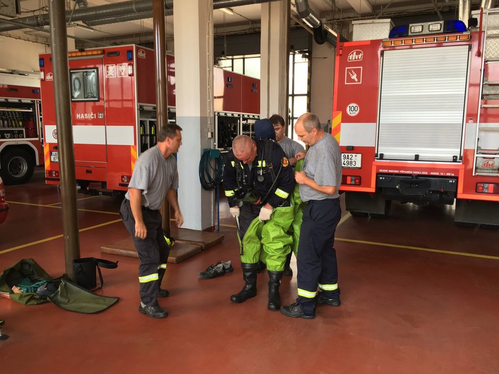 Lukáš Zapletal pracuje jako hasič u dopravního podniku 22 let a stále ho práce baví, kvůli nehodě musel dokonce odložit i svatbu. Přesto má podporu rodiny i v nebezpečných situacích.