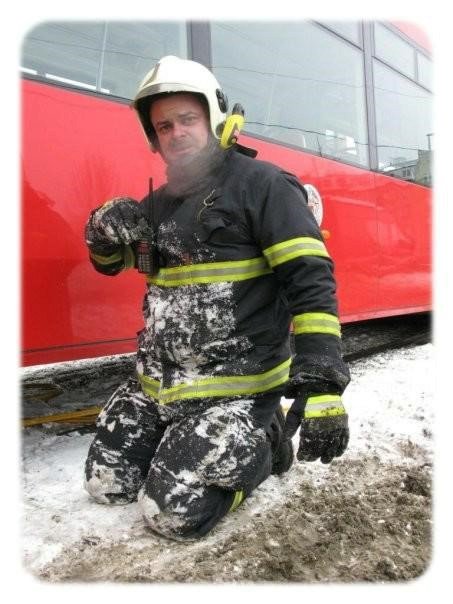 Lukáš Zapletal pracuje jako hasič u dopravního podniku 22 let a stále ho práce baví, kvůli nehodě musel dokonce odložit i svatbu. Přesto má podporu rodiny i v nebezpečných situacích.