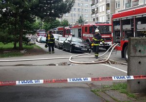 Hasiči evakuovali dům na Černém Mostě, zachránili od požáru 27 lidí.