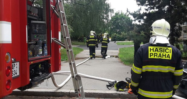 Hasiči evakuovali dům na Černém Mostě, zachránili od požáru 27 lidí.