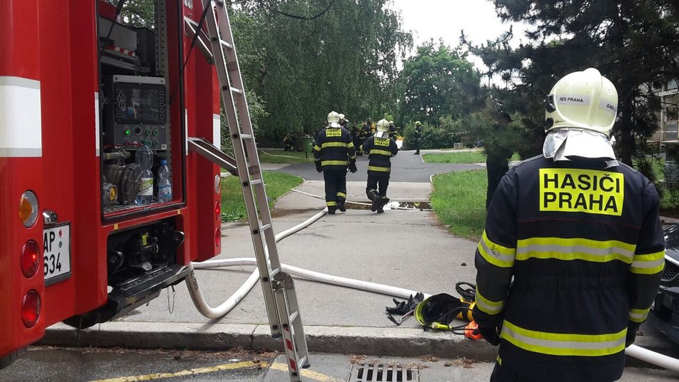 Hasiči evakuovali dům na Černém Mostě, zachránili od požáru 27 lidí.