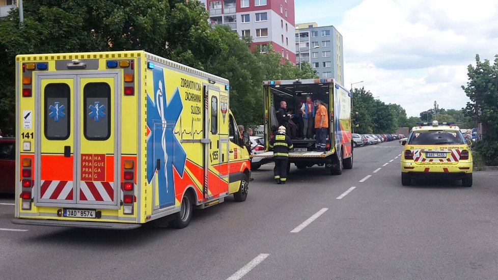 Hasiči evakuovali dům na Černém Mostě, zachránili od požáru 27 lidí.