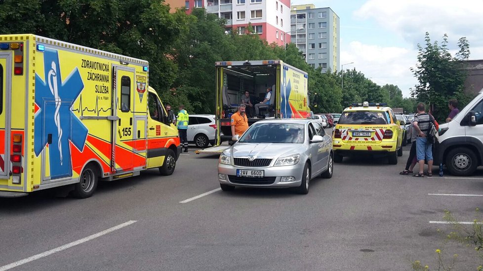 Hasiči evakuovali dům na Černém Mostě, zachránili od požáru 27 lidí.