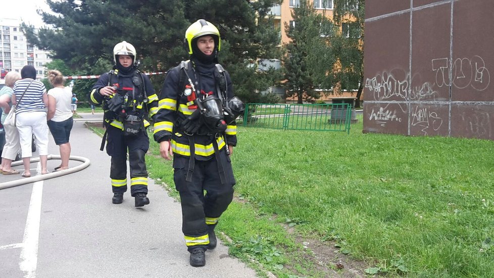 Hasiči evakuovali dům na Černém Mostě, zachránili od požáru 27 lidí.