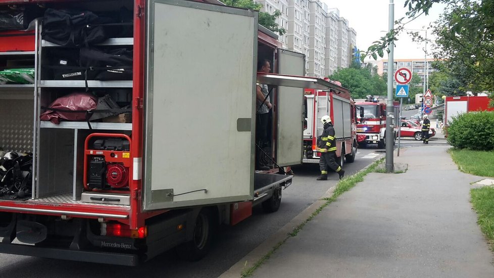 Hasiči evakuovali dům na Černém Mostě, zachránili od požáru 27 lidí.