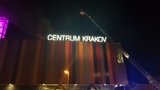 Hasiči zasahují u OC Krakov v Praze 8: Ze střechy stoupá kouř, proběhla také evakuace