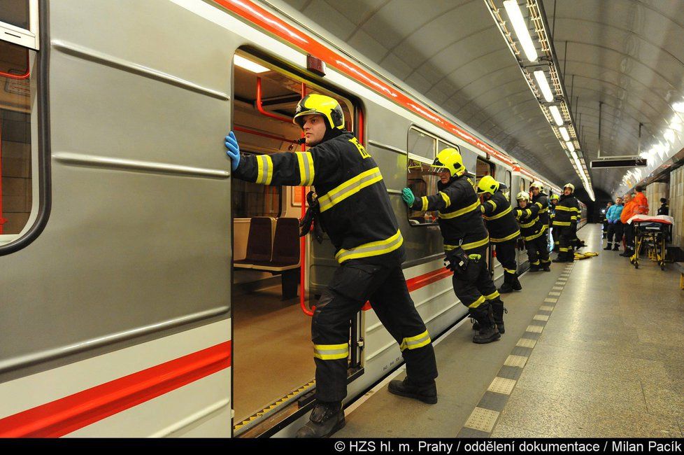 Pád osoby pod metro způsobil komplikace v ranní špičce na trase B.