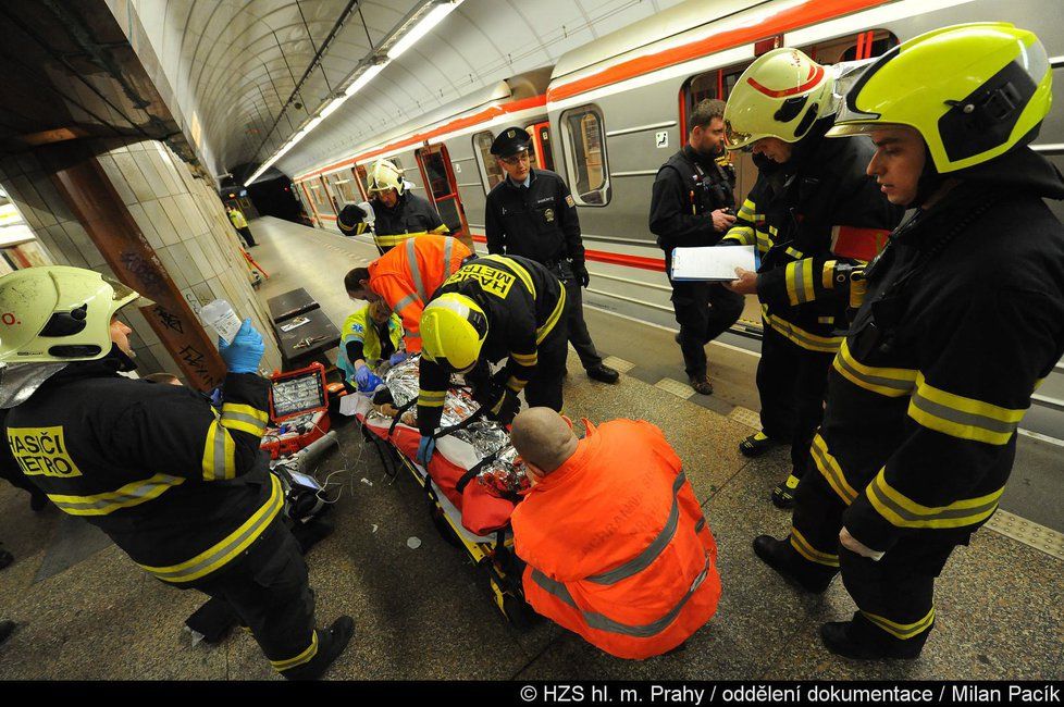 Pád osoby pod metro způsobil komplikace v ranní špičce na trase B.