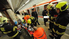 Pád osoby pod metro způsobil komplikace v ranní špičce na trase B.