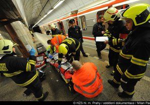 Pád osoby pod metro způsobil komplikace v ranní špičce na trase B.