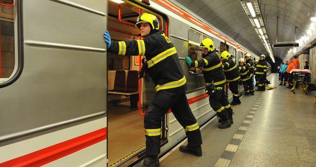 Pád osoby pod metro způsobil komplikace na trase B.