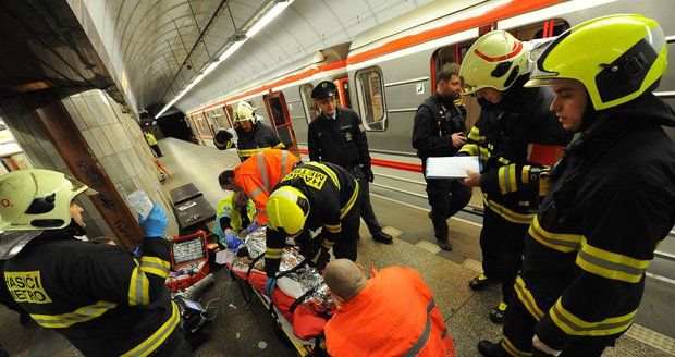 Skokan zastavil metro B: Muž se pod kola vrhl podruhé za týden, sebevraždu opět přežil