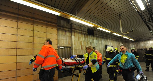 Pád osoby pod metro způsobil komplikace v ranní špičce na trase B.