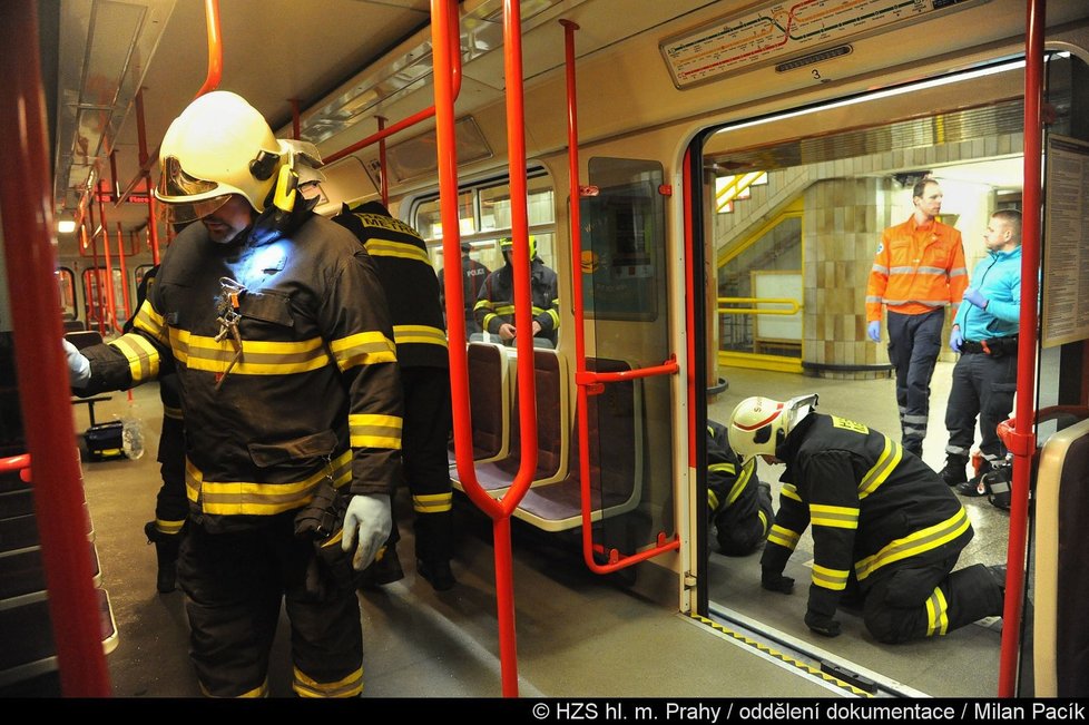 Pád osoby pod metro způsobil komplikace v ranní špičce na trase B.