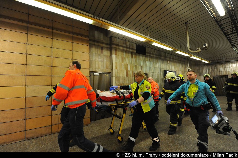 Pád osoby pod metro způsobil komplikace v ranní špičce na trase B.