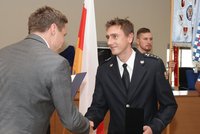 Smíchovská radnice ocenila odvážné policisty a hasiče: Došlo i na zlatou záslužnou medaili