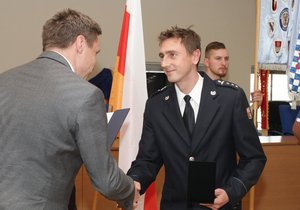 Praha 5 předala ocenění policistům a hasičům městské části.