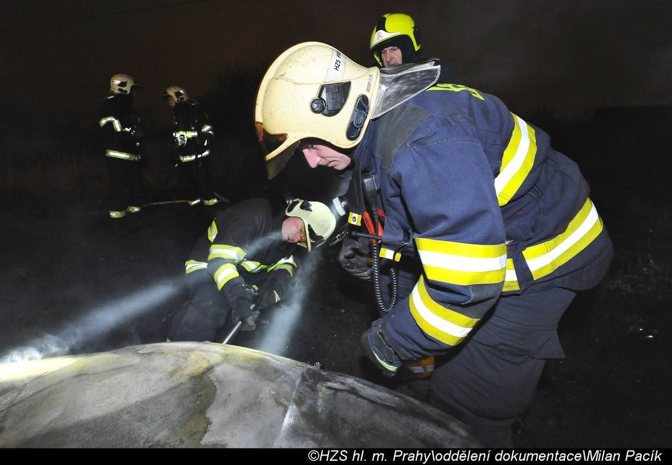 V pražských Kyjích hořela auta, plameny způsobily škodu dva miliony.
