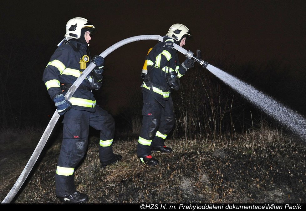 V pražských Kyjích hořela auta, plameny způsobily škodu dva miliony.