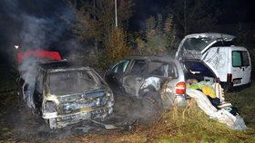 Noční požár ve Stodůlkách: Tři vozidla na „odpis“, příčina je zatím neznámá