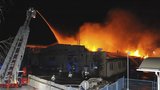 Obrovský požár v pražské Vinoři: Na místě jsou stále hasiči, škody půjdou do desítek milionů