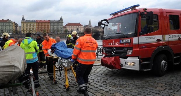 Podchlazeného muže museli z Vltavy vytahovat hasiči. Uvízl na žebříku.