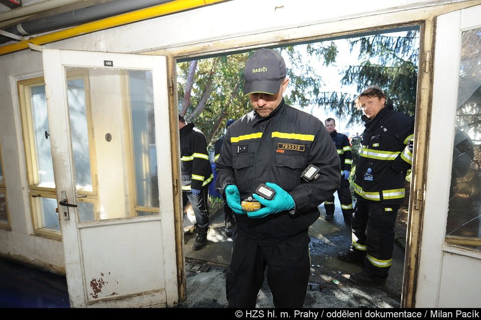 Hasiči zasahovali u požáru výrobní haly ve Vysočanech. Majitel vyčíslil škodu na pět milionů