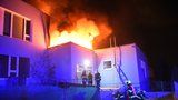 V Praze hořela škola. Oheň pohltil speciální světlovody, jeden hasič se zranil