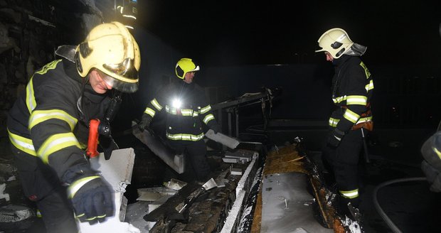 Ve středu večer začala v Čimicích hořet škola, zranil se jeden zasahující hasič