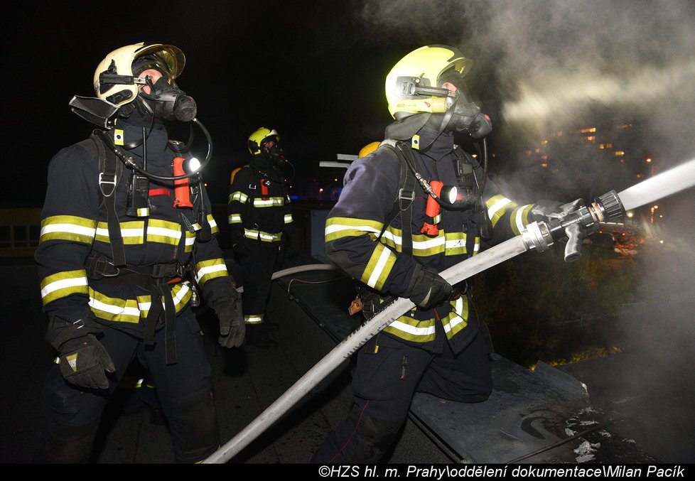 Ve středu večer začala v Čimicích hořet škola, zranil se jeden zasahující hasič