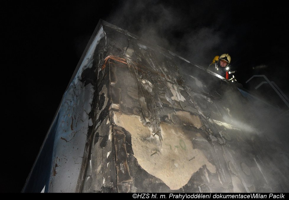 Ve středu večer začala v Čimicích hořet škola, zranil se jeden zasahující hasič