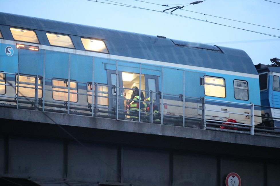 Hasiči a záchranáři zasahovali u střetu osoby s vlakem na železničním viaduktu.