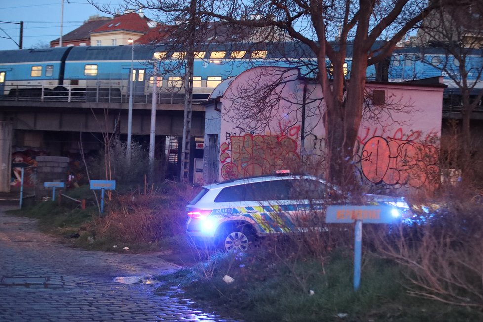 Hasiči a záchranáři zasahovali u střetu osoby s vlakem na železničním viaduktu.