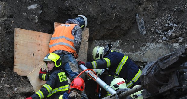 Hasiči vyprostili dělníka na stavbě v ulici Mozartova