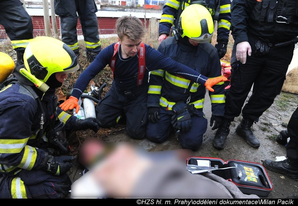 V Praze 7 zachránili hasiči zraněnou ženu.