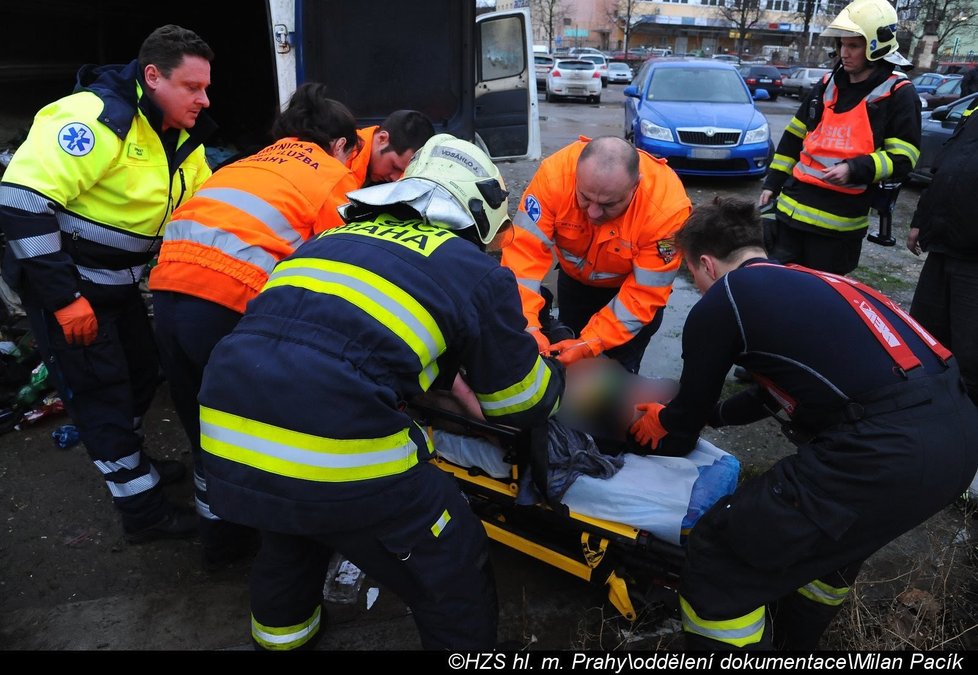 V Praze 7 zachránili hasiči zraněnou ženu.