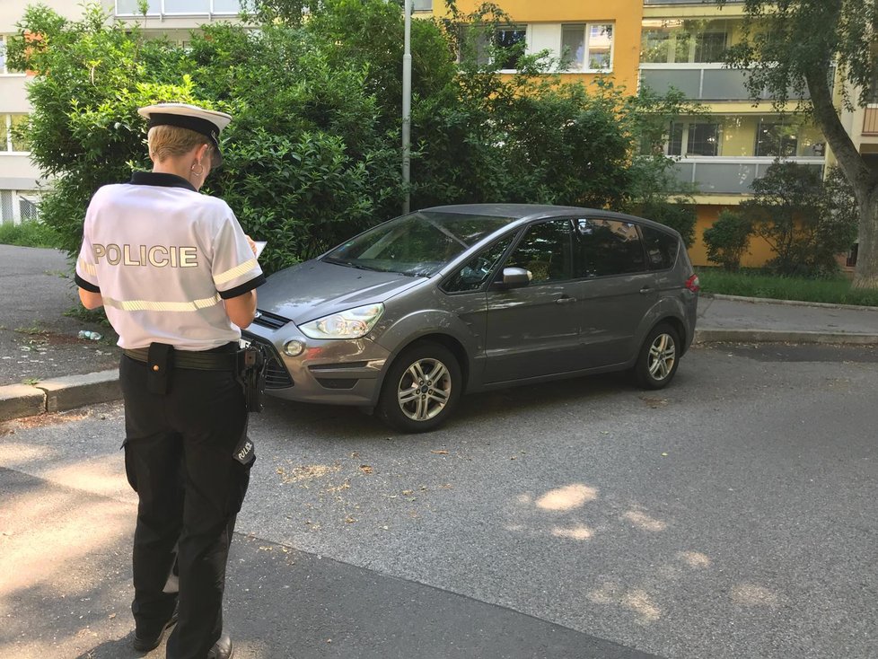 Žena v Praze 13 nabourala při vyjíždění z parkoviště šest aut.