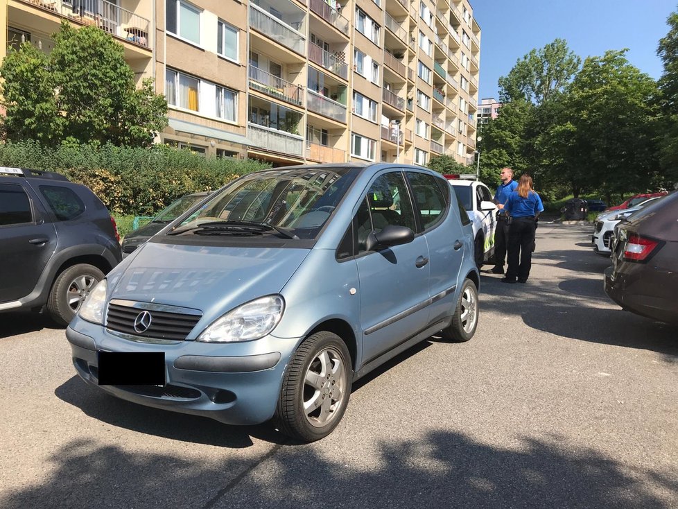 Žena v Praze 13 nabourala při vyjíždění z parkoviště šest aut.