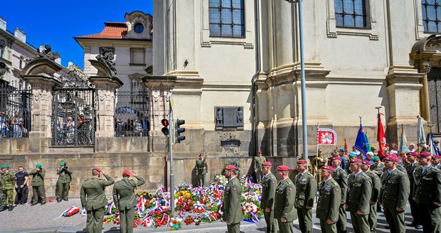 Piety, mše i seskok parašutistů: Praha si připomíná hrdiny atentátu na Heydricha