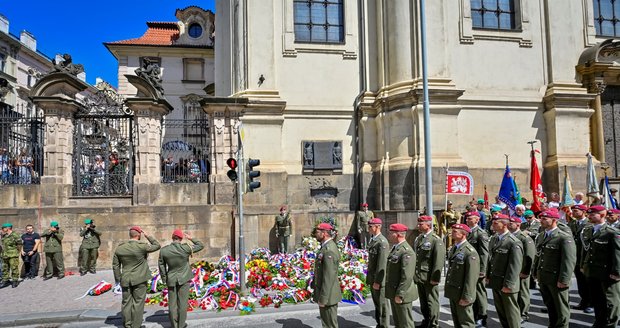 Pietní ceremoniál k uctění památky československých parašutistů, kteří před 80 lety uskutečnili atentát na zastupujícího říšského protektora Reinharda Heydricha, 18. června 2022, Národní památník hrdinů heydrichiády, Praha.
