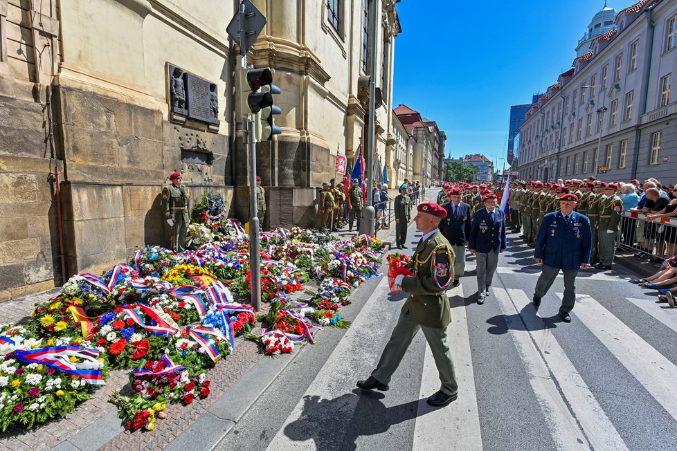 Pietní ceremoniál k uctění památky československých parašutistů, kteří před 80 lety uskutečnili atentát na zastupujícího říšského protektora Reinharda Heydricha, 18. června 2022, Národní památník hrdinů heydrichiády, Praha.