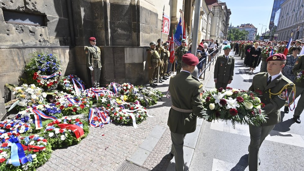 Pietní ceremoniál k uctění památky československých parašutistů, kteří před 80 lety uskutečnili atentát na zastupujícího říšského protektora Reinharda Heydricha, 18. června 2022, Národní památník hrdinů heydrichiády, Praha.