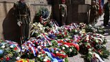 Česko si připomíná 81. výročí atentátu na Heydricha: Lidé v Praze u památníku Anthropoid uctili památku Kubiše a Gabčíka