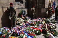 Česko si připomíná 81. výročí atentátu na Heydricha: Lidé v Praze u památníku Anthropoid uctili památku Kubiše a Gabčíka