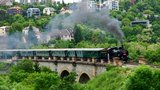 Historické vlaky jsou zpět: Souprava tažená parní lokomotivou svezla lidi po Pražském semmeringu