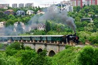 Historické vlaky jsou zpět: Souprava tažená parní lokomotivou svezla lidi po Pražském semmeringu