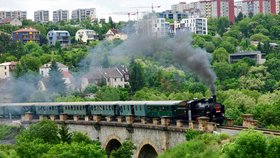 Historické vlaky jsou zpět: Souprava tažená parní lokomotivou svezla lidi po Pražském semmeringu