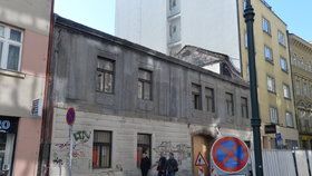 Centrum Prahy zase o něco smutnější: Další historický dům bude srovnán se zemí