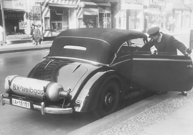 Automobil na alternativní palivo s bombou připevněnou ke karoserii, Německo roku 1939.