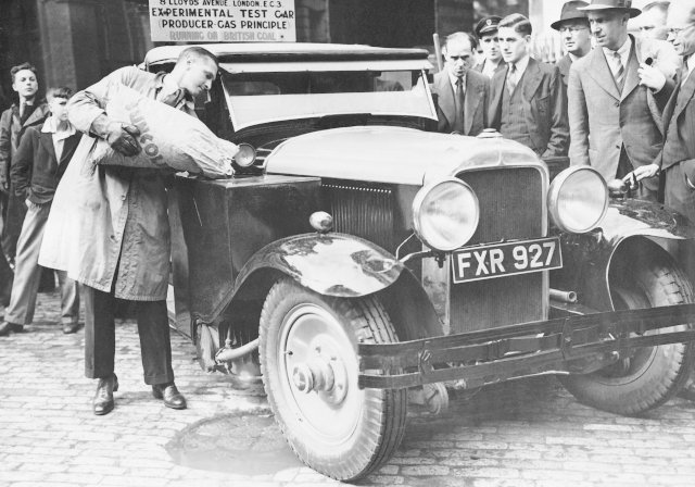 Automobil na náhradní palivo, Londýn roku 1939.